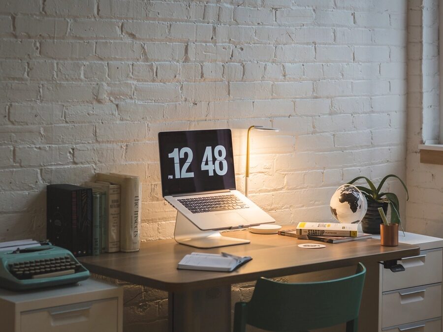 Escritorio de trabajo con un computador portátil