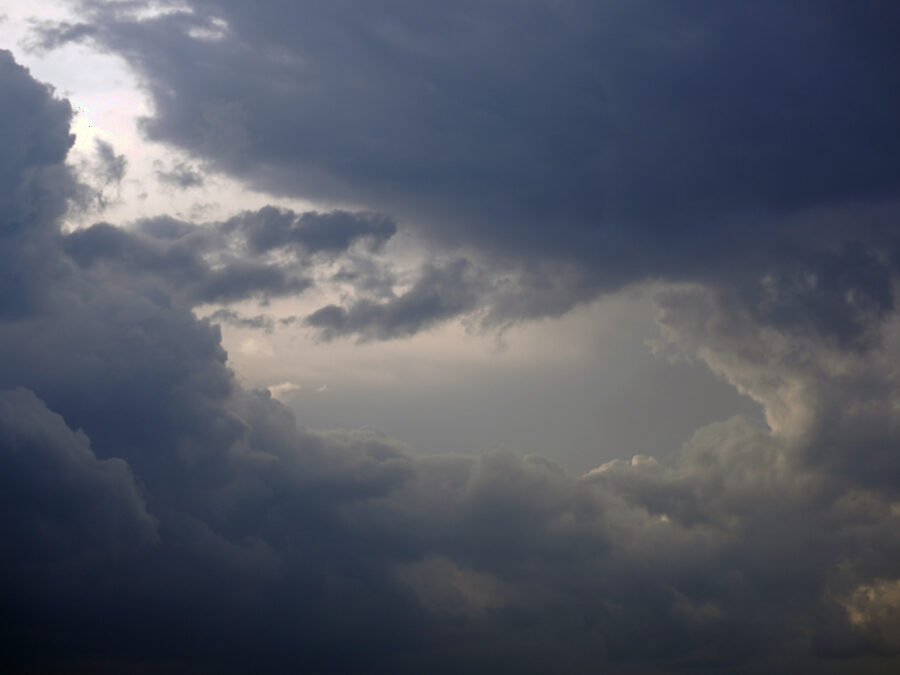 Cielo cubierto de nubes densas